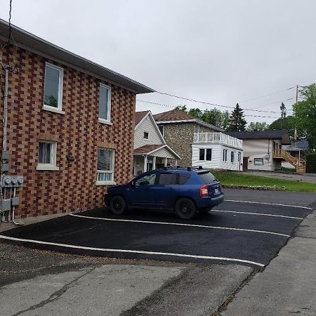 Downtown Apartment Next To Highway Netflix+Wifi Edmundston Exterior photo