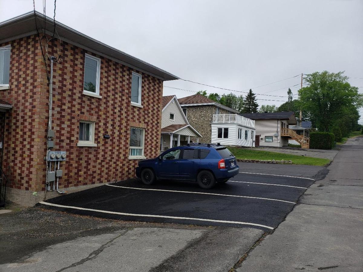 Downtown Apartment Next To Highway Netflix+Wifi Edmundston Exterior photo