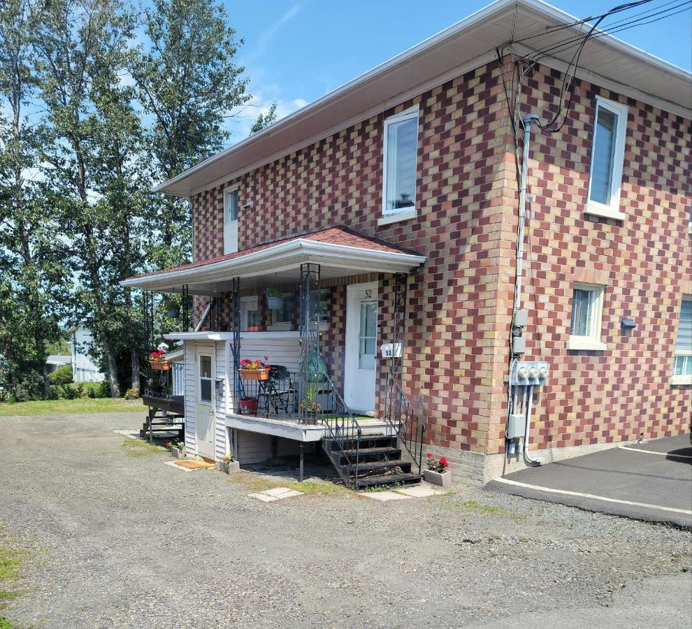 Downtown Apartment Next To Highway Netflix+Wifi Edmundston Exterior photo